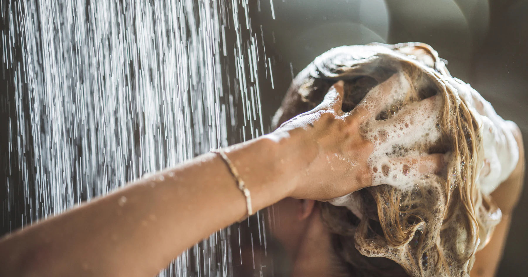 Révélez la Beauté Naturelle de vos Cheveux avec le Shampoing Sans Sulfates : Le Guide Complet