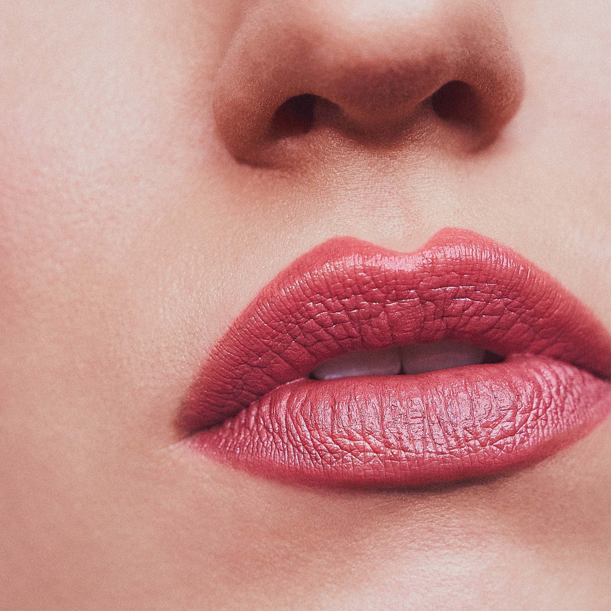 Rouge à lèvre Velvet Wear 37 - Sassy - Madara - Odessence - Beauté Naturelle - Institut - Bordeaux