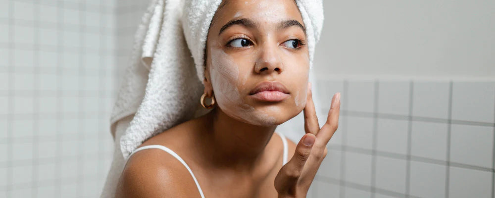 Femme appliquant une crème