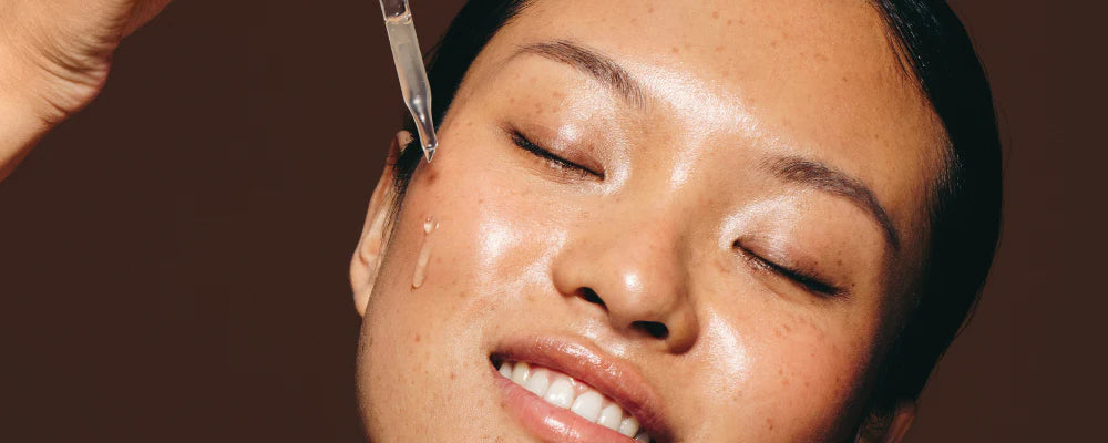 Femme appliquant de l'huile soin visage